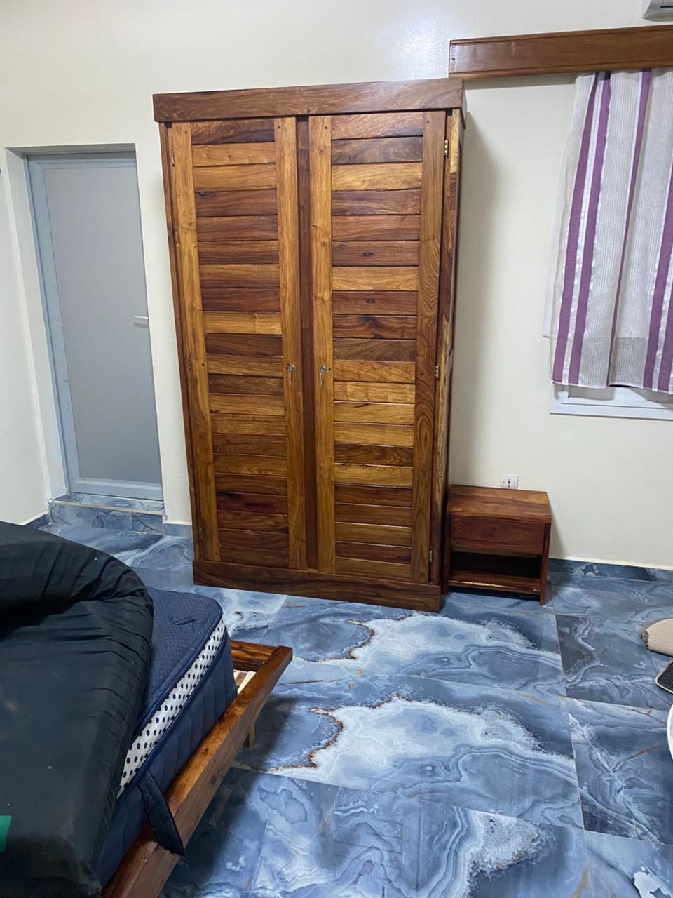 Armoire 2 portes en bois rouge