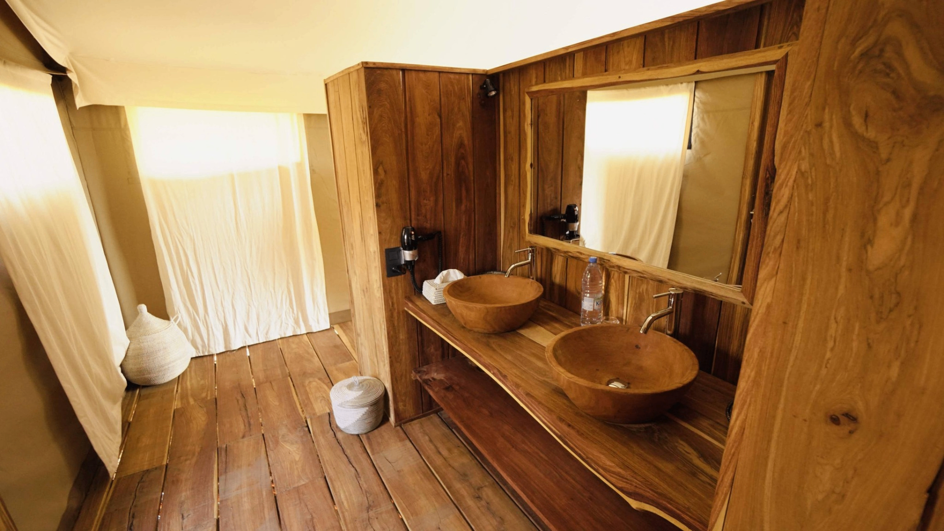 Salle de bain habillage bois de Vienne