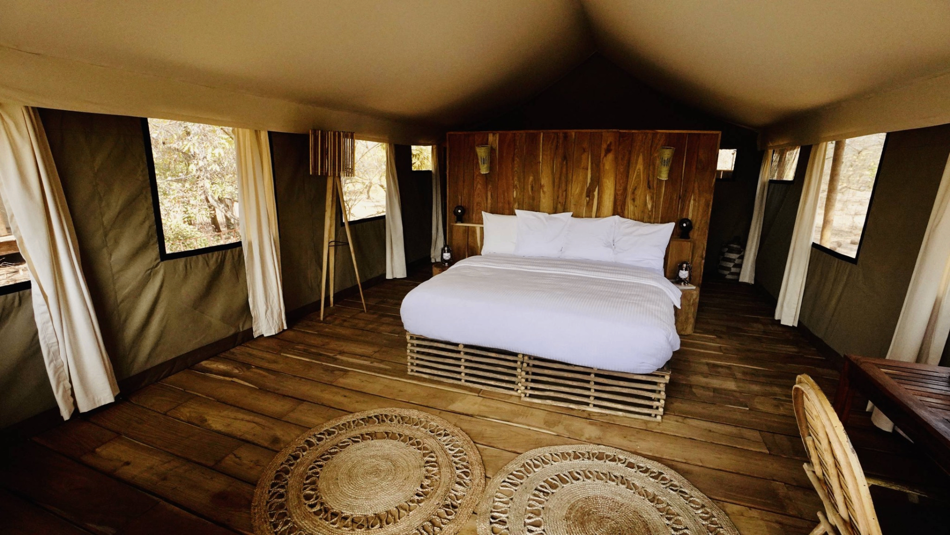 Suite lodge — tête de lit en bois de Vienne