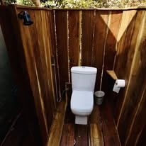 Cabine WC habillage bois exotique